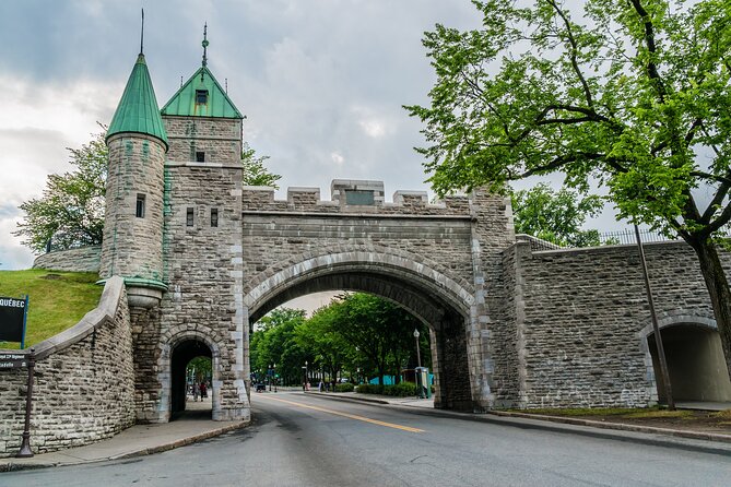 Private Romantic Stroll in Quebec Walking Tour for Couples - The best pause at Dufferin Terrace