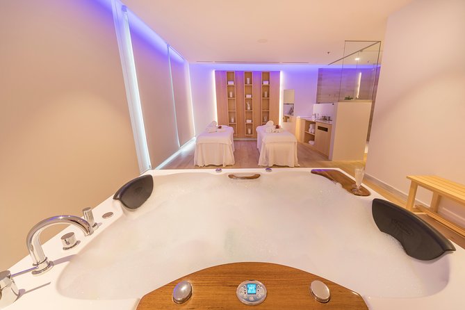 Romantic couple massage + SPA entry and private jacuzzi with cava - Towels, Lockers, and What You Need to Pack