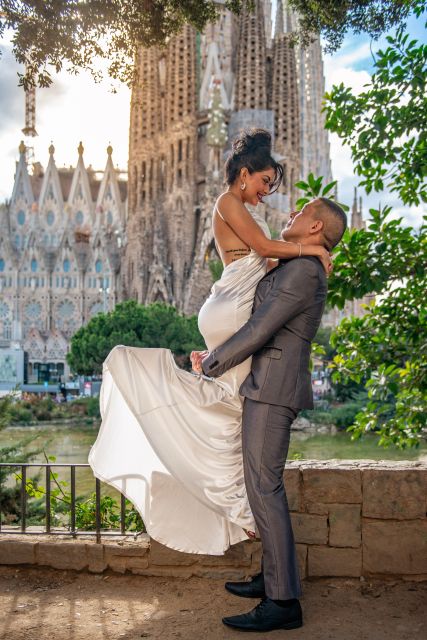 Romantic Photoshoot Experience for Couples in Barcelona - What you receive after the camera work