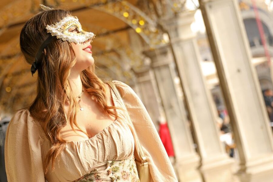 Romantic Photoshoot Experience for Couples in Venice - Carnival clothing and the look of the final images