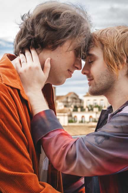 Rome: Couple Photoshoot Experience LGBTQ+ Friendly - How the photographer helps couples who dislike posing