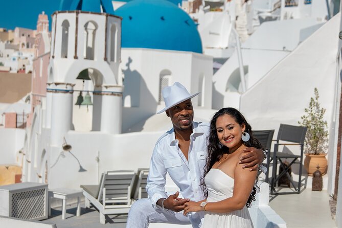 Santorini couple photoshoot with 50 edited photos! - How the posing help changes the experience