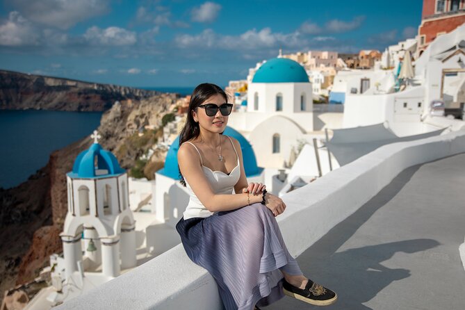 Santorini couple photoshoot with 50 edited photos! - Timing, crowds, and weather