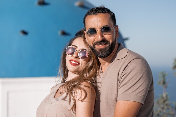 Santorini: Customized Private Photoshoot Walk in Oia - How the posing works if you feel awkward
