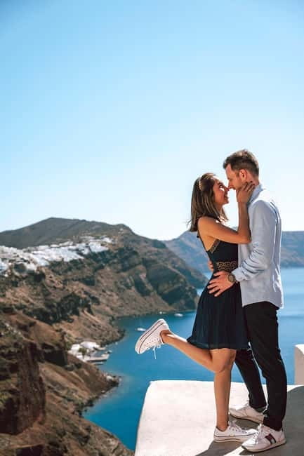 Santorini: Oia Private Couple Photoshoot with 35 Photos - Walking Oia and Imerovigli for different backdrops