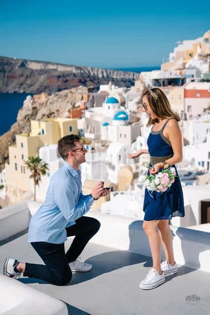Santorini: Oia Private Couple Photoshoot with 35 Photos - What you receive: 35 edited photographs