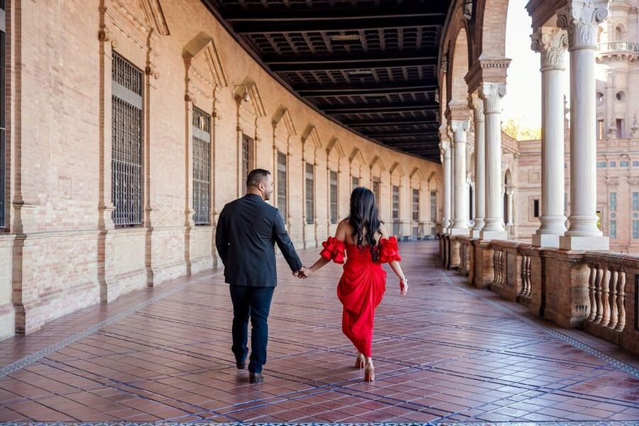 Seville: Romantic photoshoot for Couples - Getting comfortable in front of the camera
