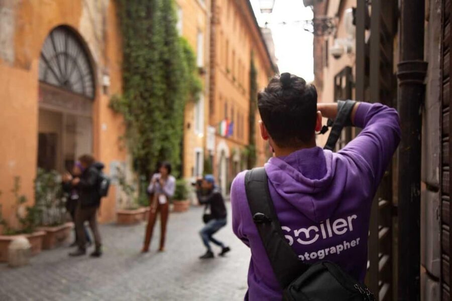 Seville: Romantic photoshoot for Couples - Meeting your photographer in Seville