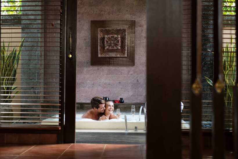 Ubud: Couple Spa Treatment with Bath Ritual & Sparkling Wine - The rose-petal love bath