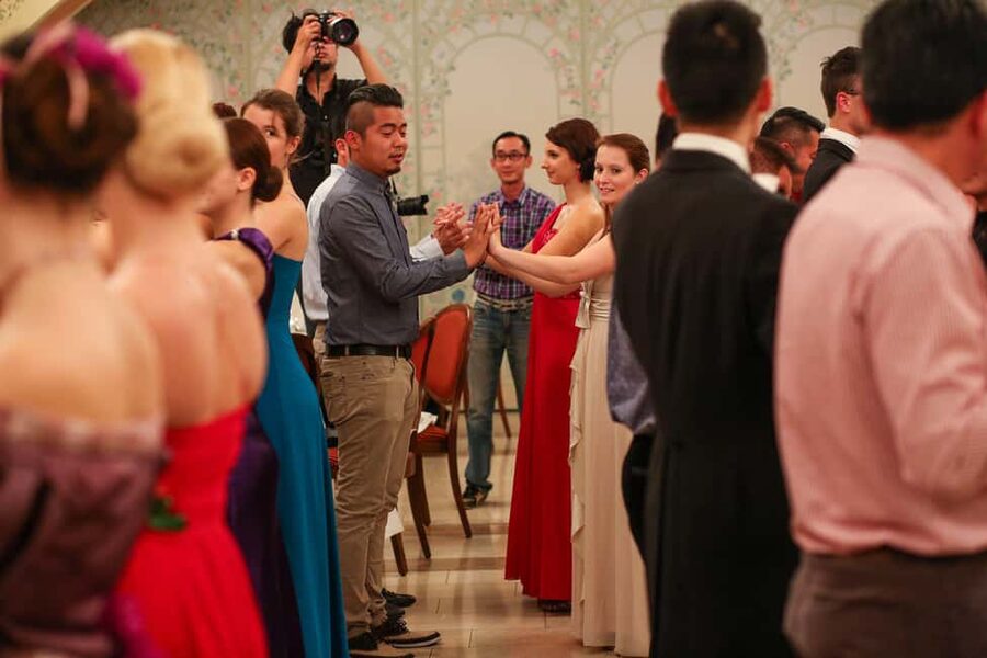 Vienna: Viennese Waltz Beginner Workshop for Couples - From Practice Steps to Moving Around the Floor